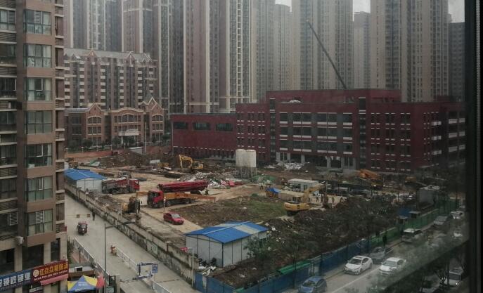 10天時間，一座學校塑膠跑道，建設完成
