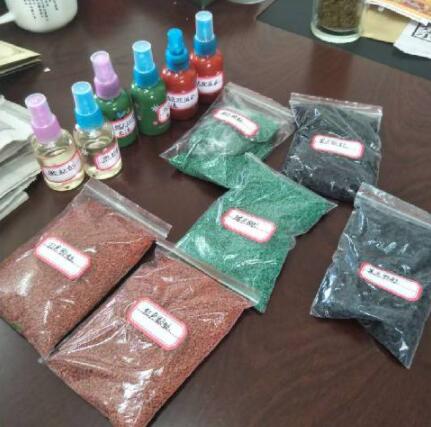 塑膠跑道原材料進行現場取樣，取樣檢測材料分別是：黑色顆粒，紅色顆粒，綠色顆粒，紅色面漆，綠色面漆，膠水。