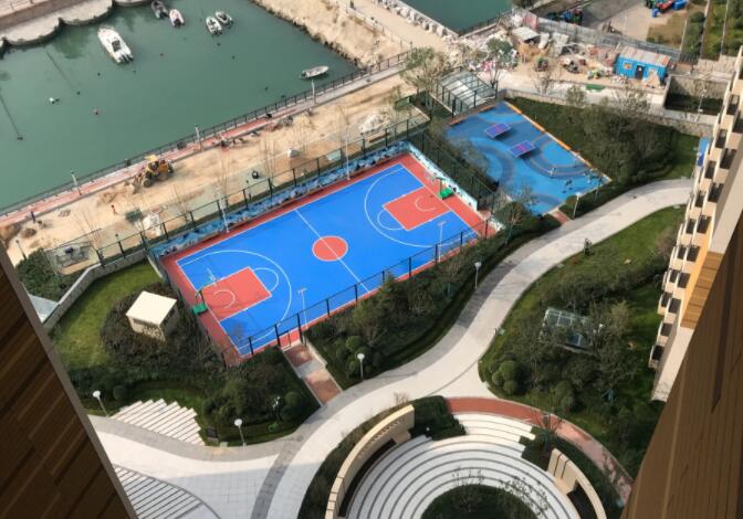 華潤威海灣九里，小區自帶海景籃球場